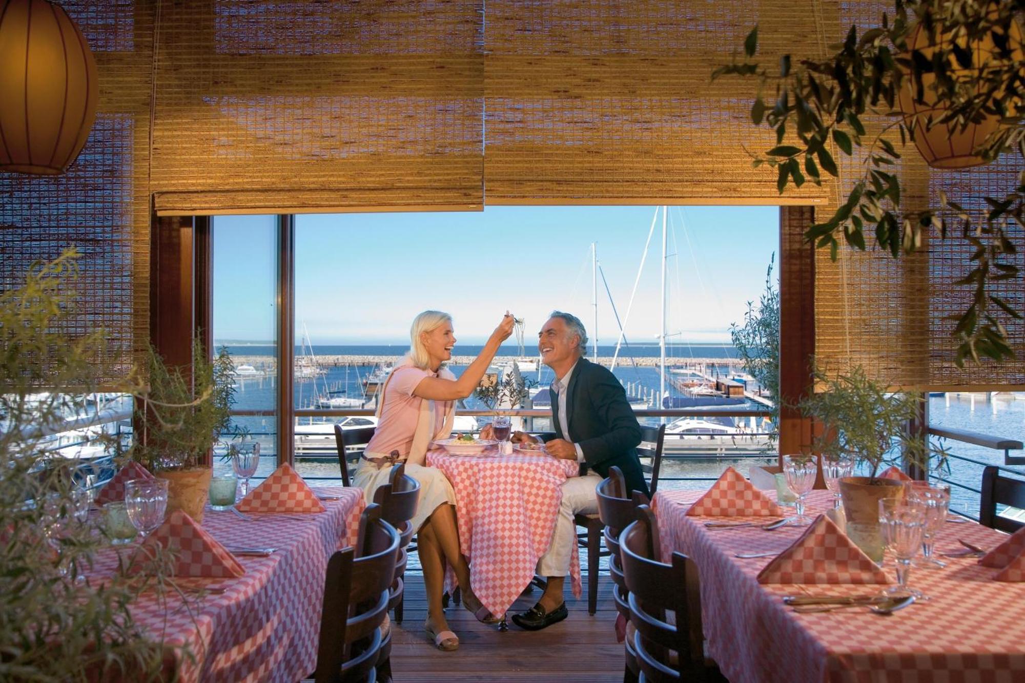 Yachthafenresidenz Hohe Duene Hotel Rostock Ngoại thất bức ảnh Restaurant