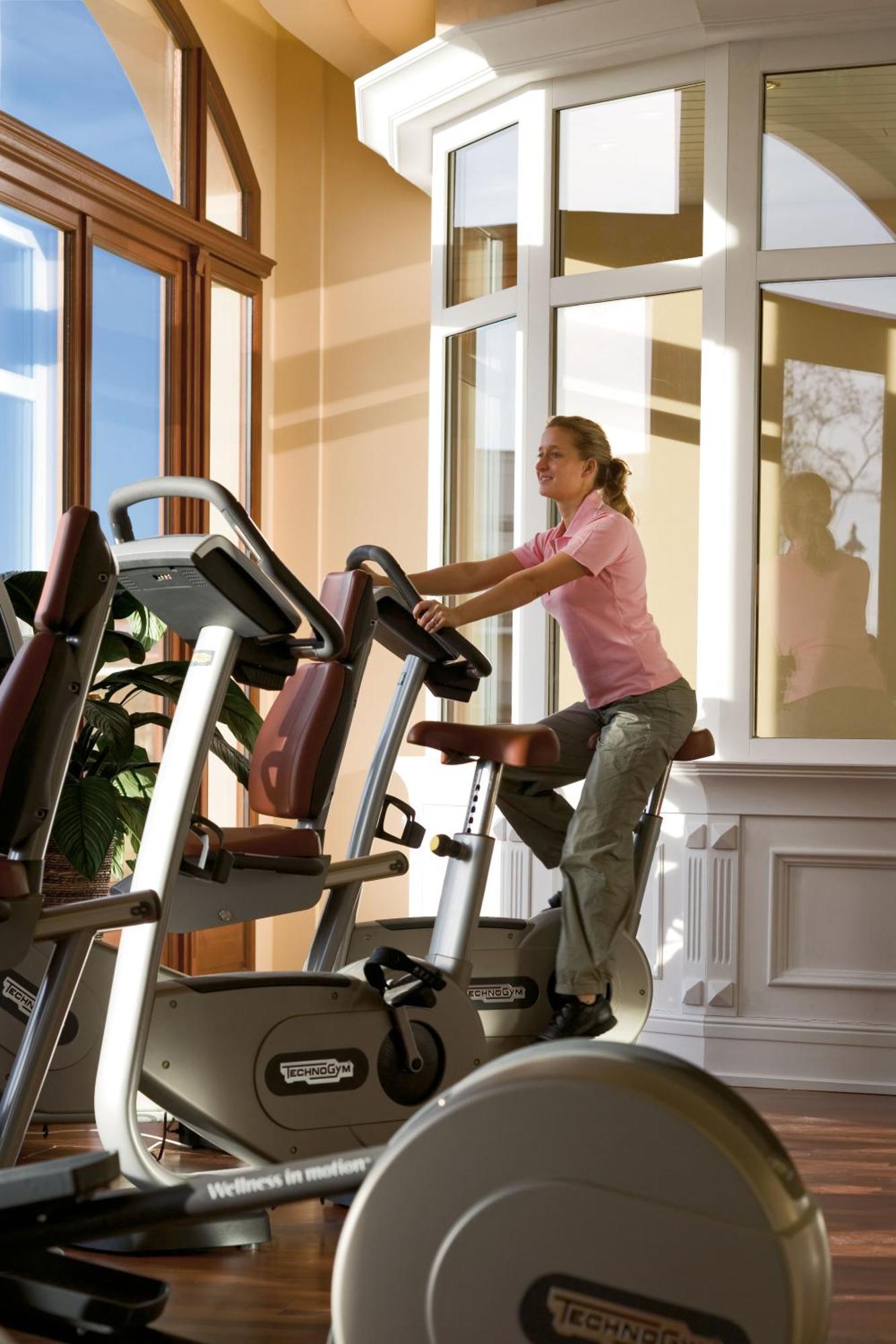 Yachthafenresidenz Hohe Duene Hotel Rostock Ngoại thất bức ảnh A woman on a treadmill