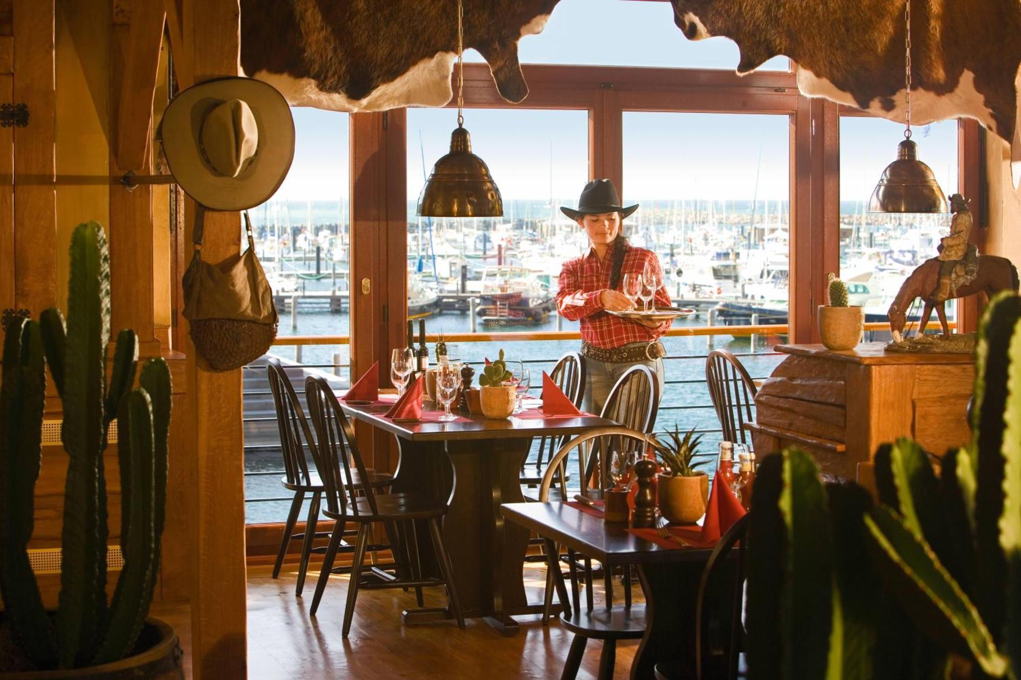 Yachthafenresidenz Hohe Duene Hotel Rostock Ngoại thất bức ảnh Interior of a Longhorn Steakhouse