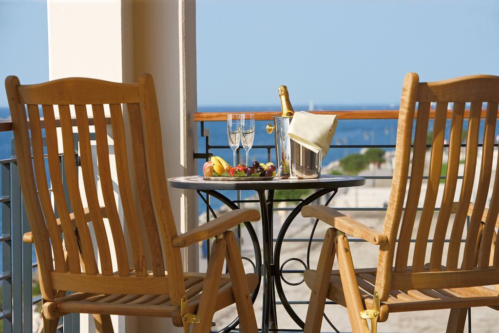 Yachthafenresidenz Hohe Duene Hotel Rostock Phòng bức ảnh A balcony