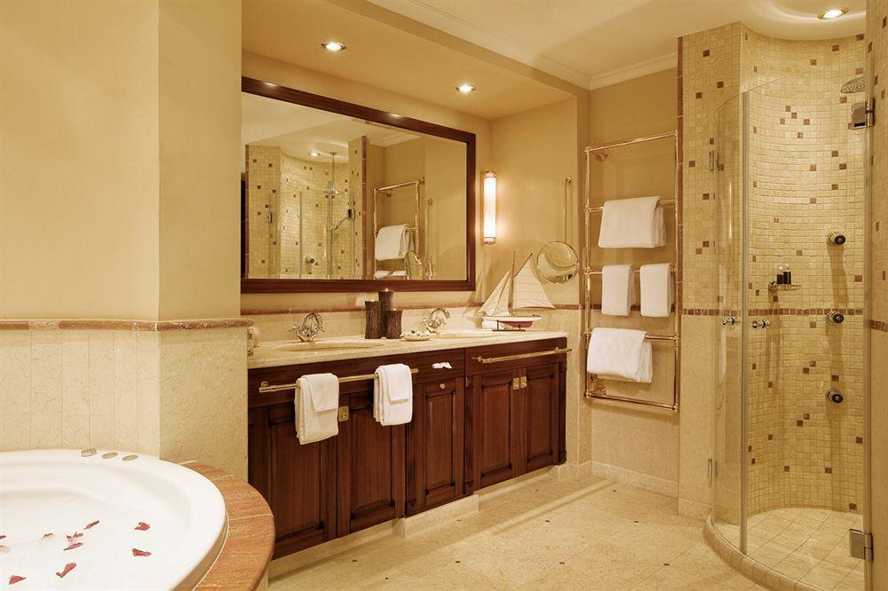 Yachthafenresidenz Hohe Duene Hotel Rostock Ngoại thất bức ảnh A bathroom