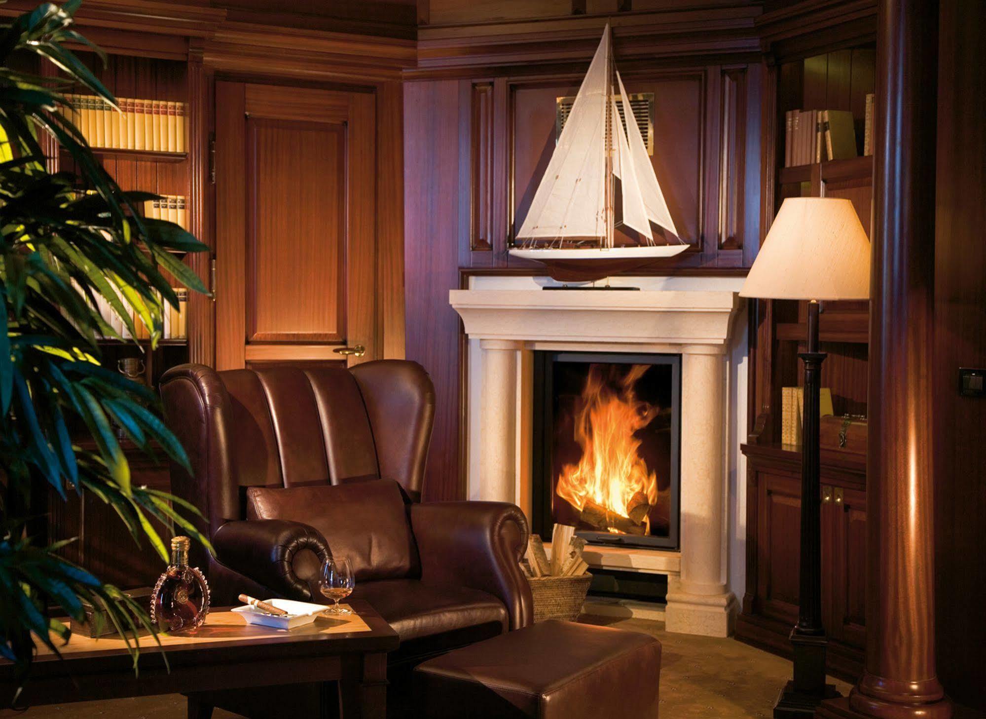 Yachthafenresidenz Hohe Duene Hotel Rostock Ngoại thất bức ảnh A fireplace in a home