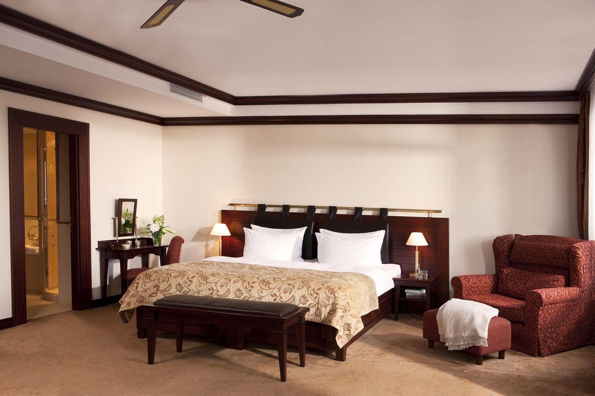 Yachthafenresidenz Hohe Duene Hotel Rostock Ngoại thất bức ảnh