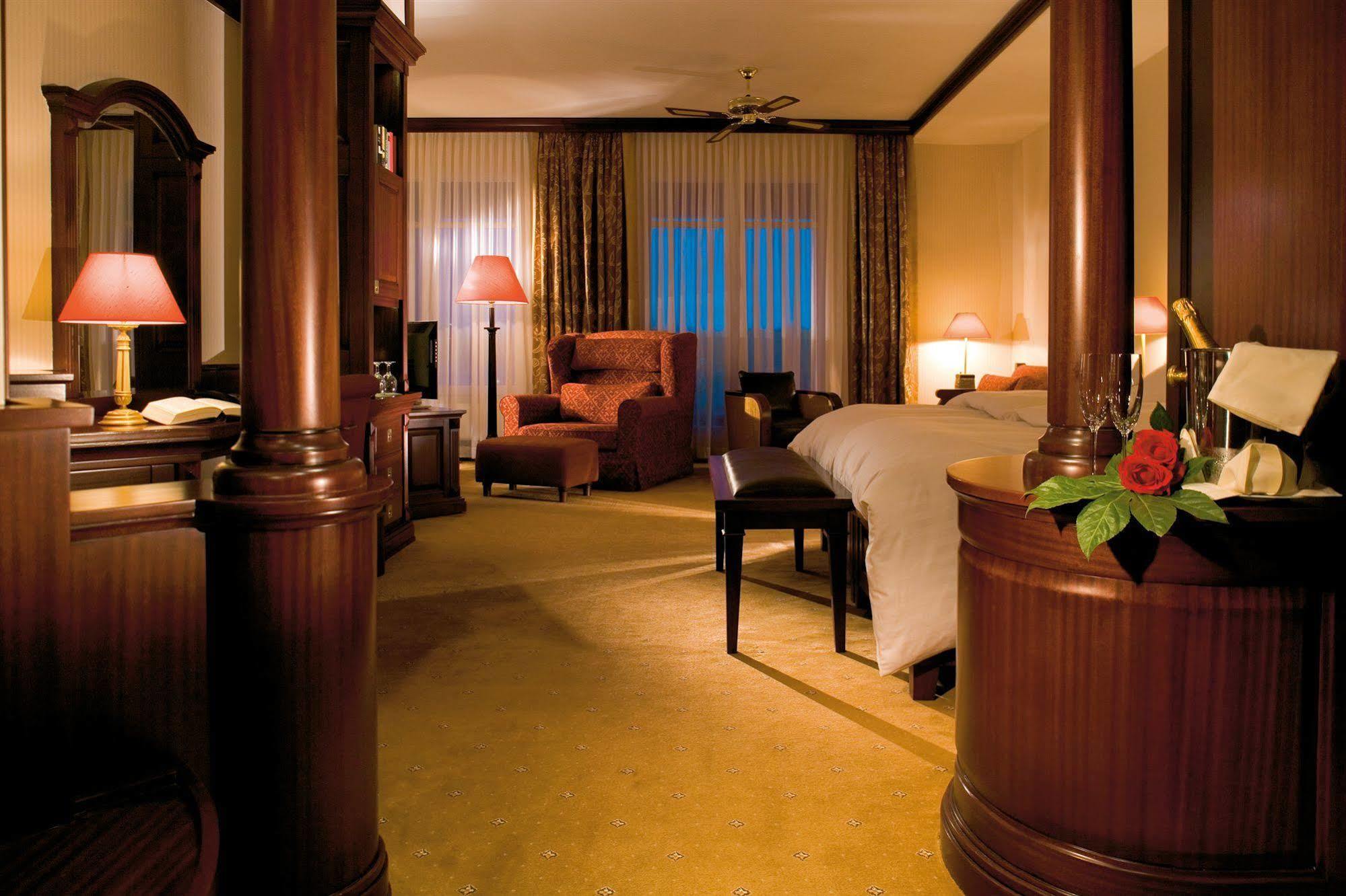 Yachthafenresidenz Hohe Duene Hotel Rostock Ngoại thất bức ảnh A suite at the Grand Hotel