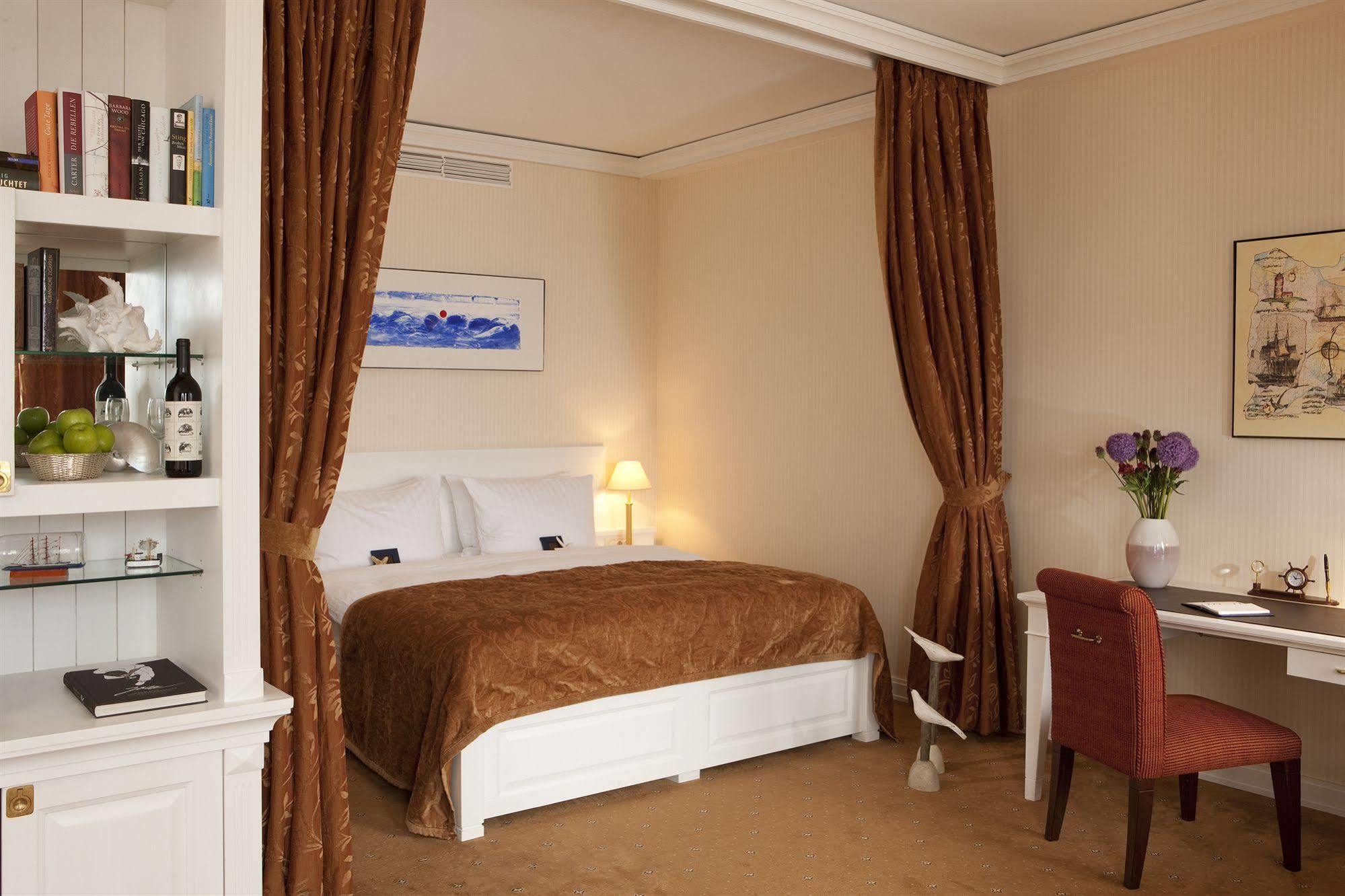 Yachthafenresidenz Hohe Duene Hotel Rostock Ngoại thất bức ảnh