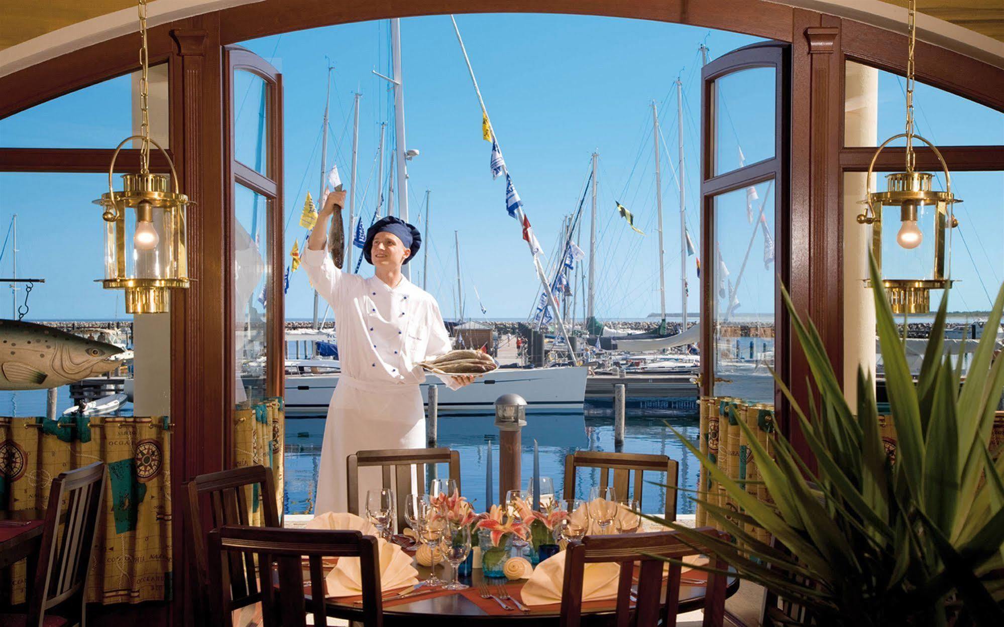 Yachthafenresidenz Hohe Duene Hotel Rostock Ngoại thất bức ảnh The Harbor View Bar and Grill