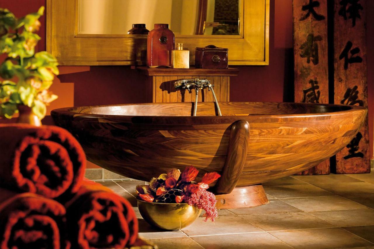 Yachthafenresidenz Hohe Duene Hotel Rostock Ngoại thất bức ảnh A freestanding bathtub
