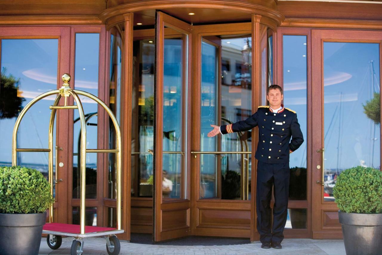Yachthafenresidenz Hohe Duene Hotel Rostock Ngoại thất bức ảnh A doorman at a hotel